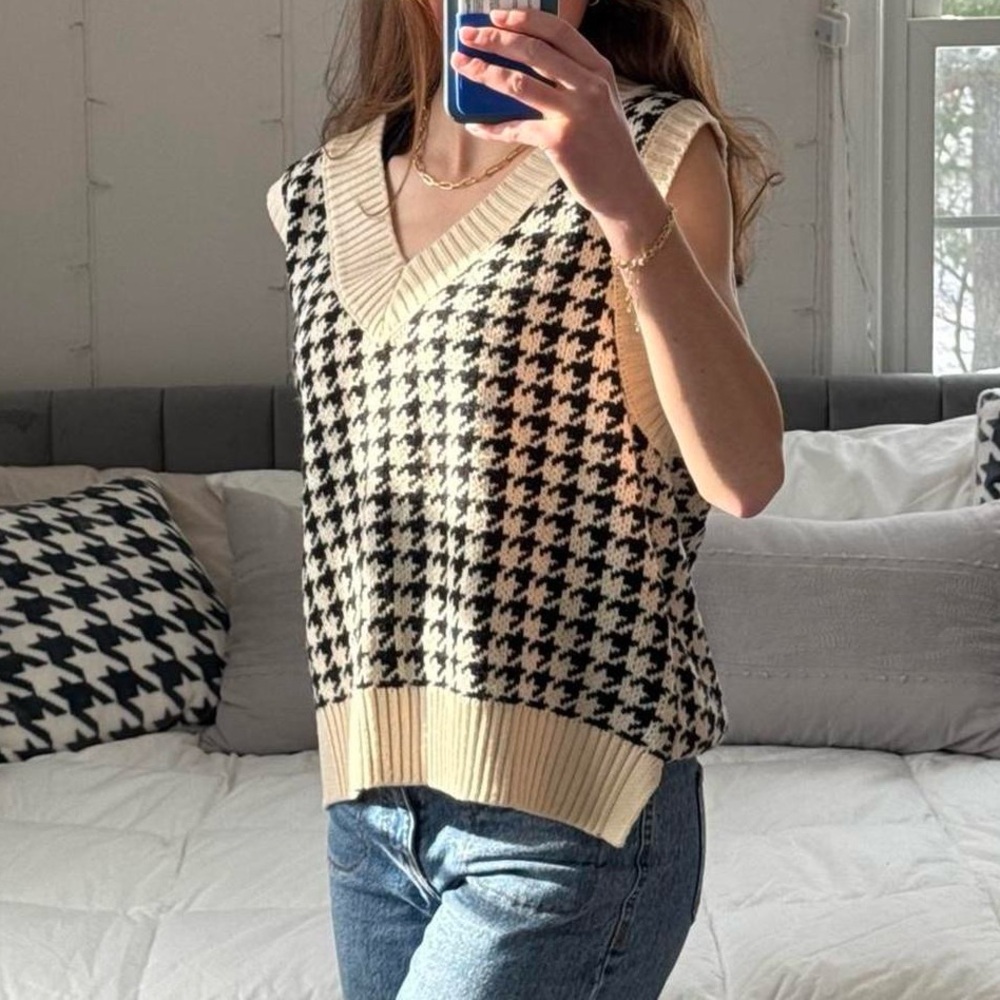 Houndstooth Sleeveless Sweater Vest